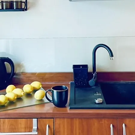 1 Bedroom Cozy In Apartment